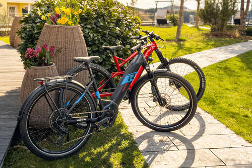 Das Wellness- & Sporthotel Jagdhof hält für Übernachtungsgäste kostenlos neue E-Bikes bereit